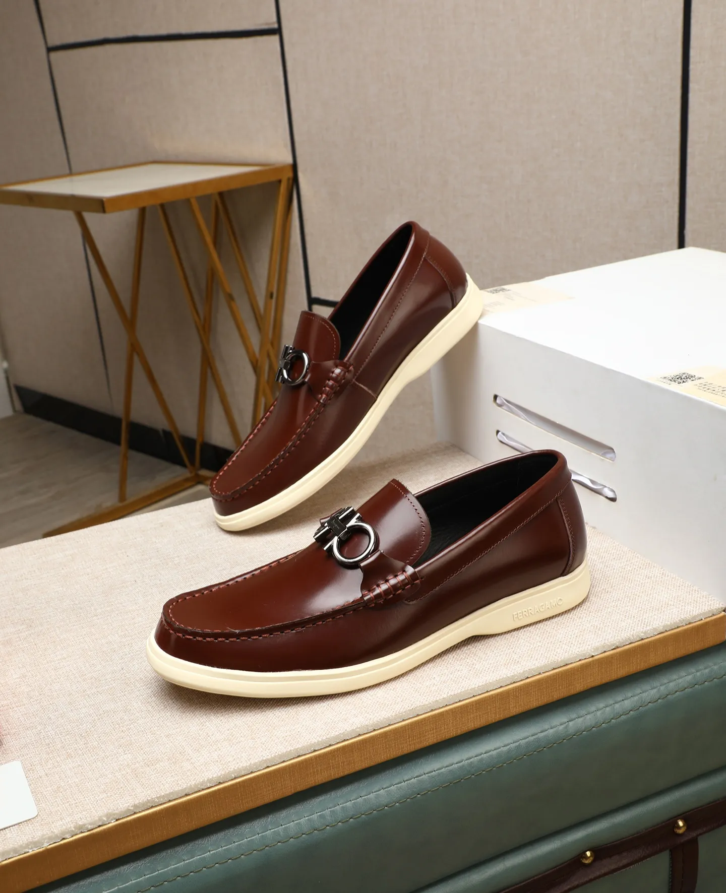 Men's shoes 💰580 📛📛(water-dyed cow lining) Salvatore Ferragamo high-end (Salvatore Ferragamo) is the top international luxury footwear brand. It comes from the fashion kingdom of Italy. It is famous all over the world for its traditional handmade design and novel styles... 🚶🏻🚶🏻New suit shoes are available simultaneously at the counter. This style is purely handmade. The fabric is imported Italian calfskin➕Soft water-dyed cowhide lining. Original authentic outsole🌀🌀Size: 38➖44 (45 46 customized)